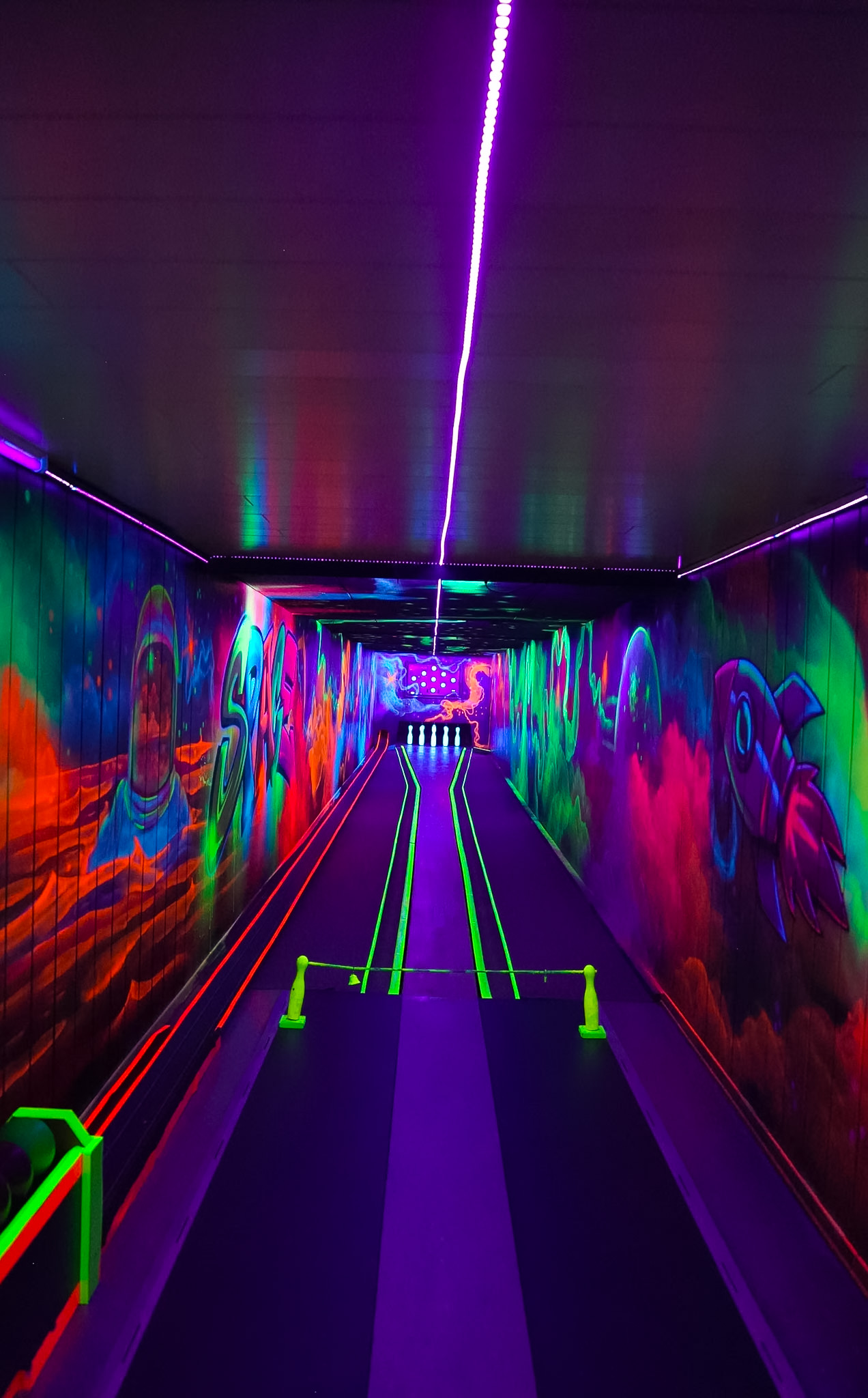 Schwarzlichtbahn bei Light in Kegeln